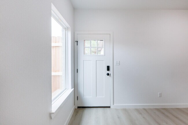 Building Photo - 1704 Elkhart Ave