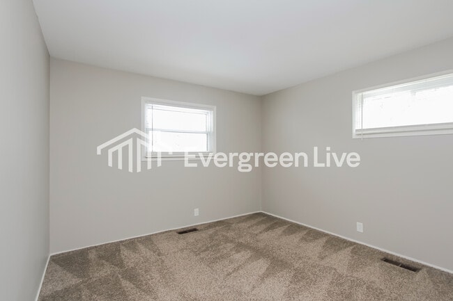 Building Photo - 615 S Green St