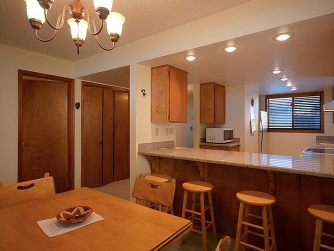 Building Photo - Elk Run Townhouse with 1 car garage.