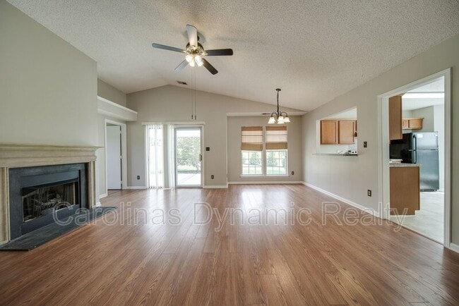 Building Photo - 120 Lantana Dr