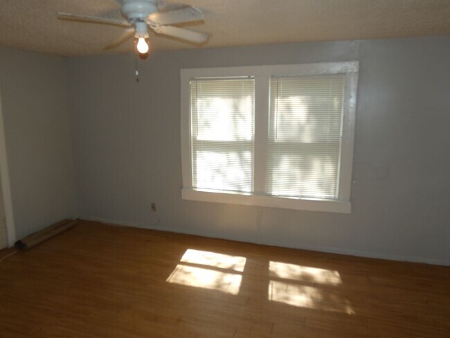 Building Photo - 3 bedroom, 2 bath