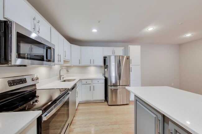 Building Photo - Spacious Updated Condo Available for Immediate Move-In