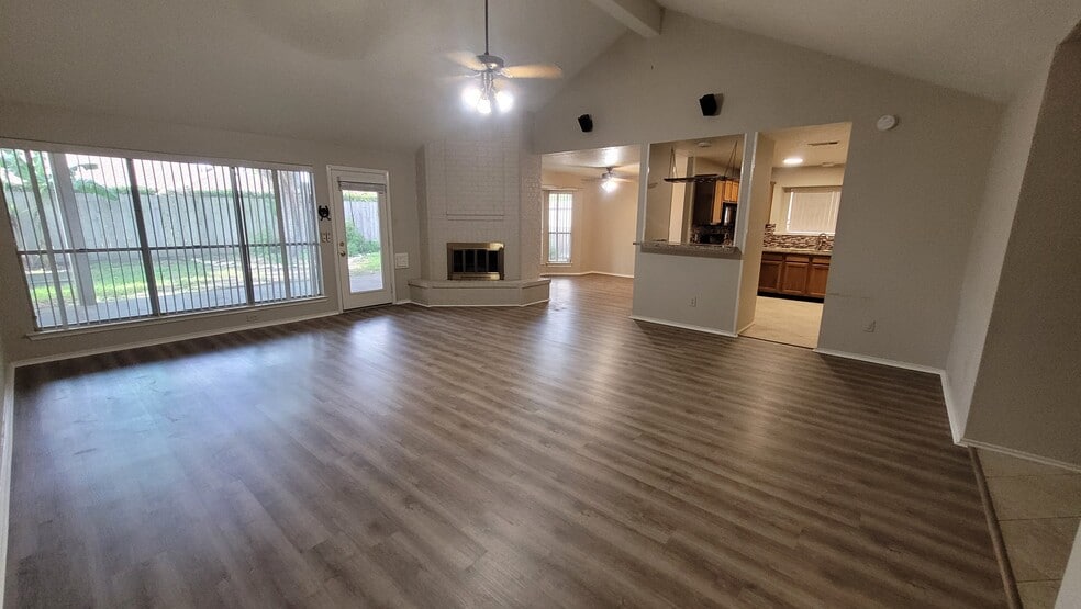 Building Photo - 2220 Castle Dr