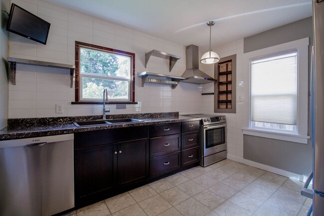 Building Photo - Beautiful 2 Bed 1 bathroom vintage home Do...