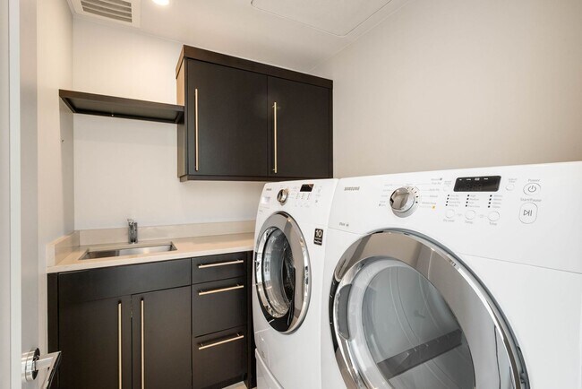 Building Photo - LUX 2BD, 2.5BA Brownstone in Cherry Creek ...