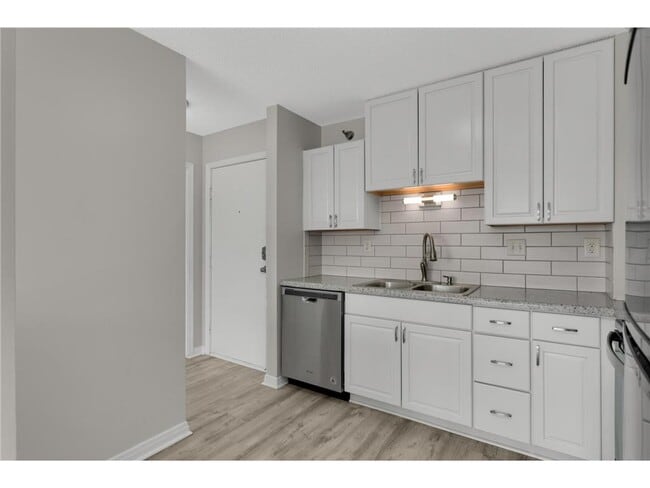 Building Photo - 66 9th St E