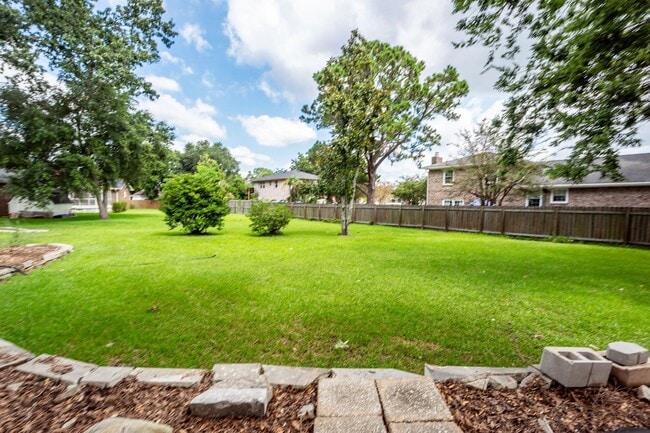 Building Photo - 6 Bedroom, 2.5 Bath House in Drayton on th...
