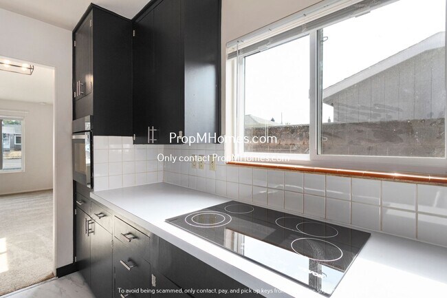 Building Photo - Move-In Special! Sleek 2BR in NE Portland ...