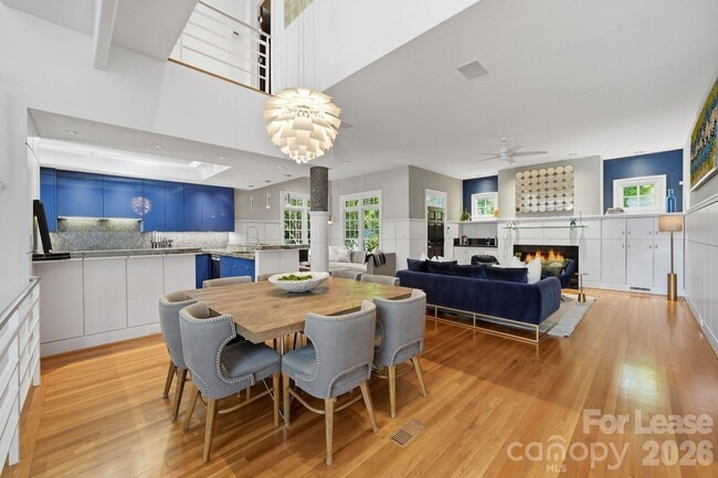 Building Photo - 1124 Dilworth Crescent Row