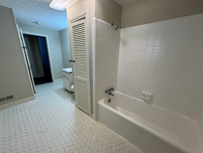 Building Photo - Large 4/2.5 House in S Rome $1,395