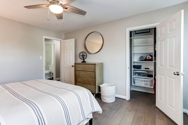 Building Photo - Trinidad Rowhome | 2 Bed | 1 Bath | 800 Sf | Large Fenced-In Front Porch & Fenced-in Backyard | 2...