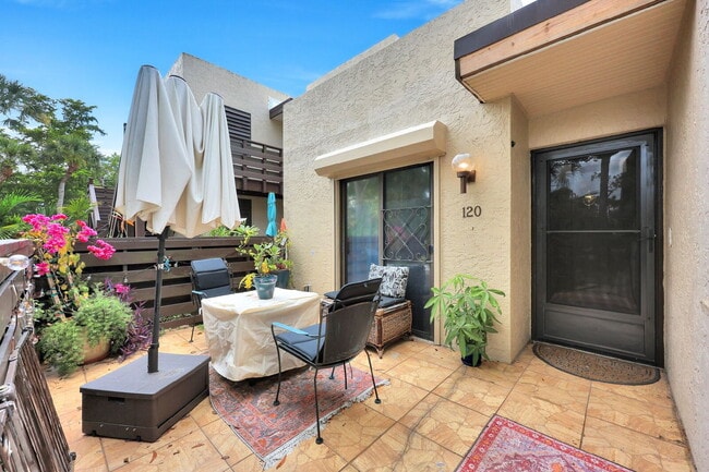 Building Photo - Partially Furnished 3BR/2BA Condo in Pineb...