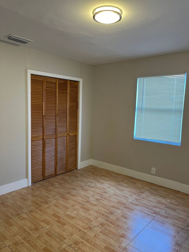 Building Photo - Newly renovated 3/2 for rent!