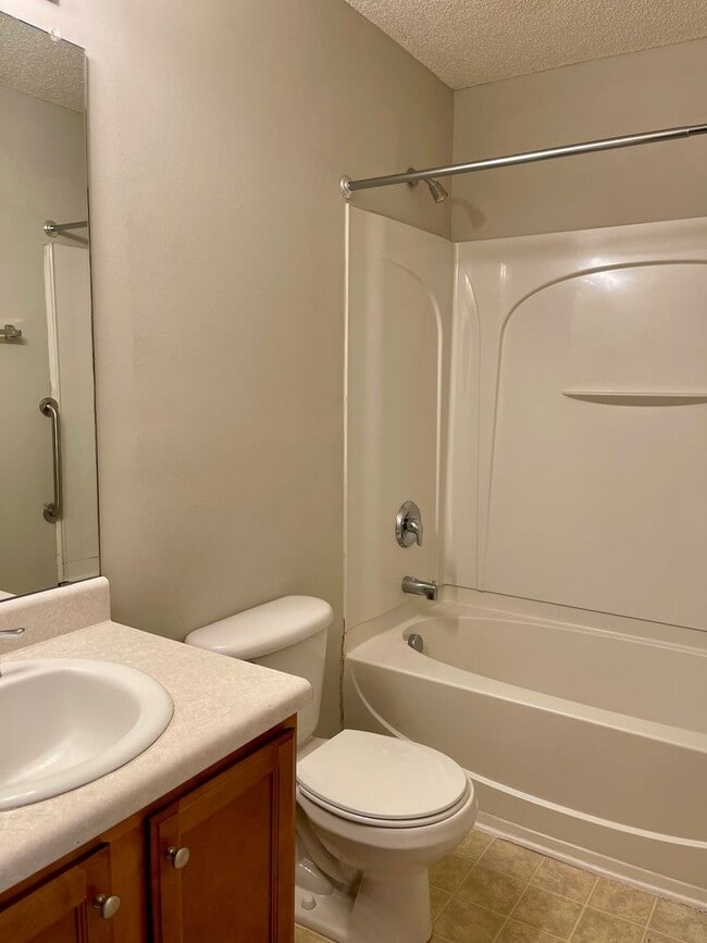 Building Photo - Lovely 3 Bedroom/2.5 Bath Town Home w/ Garage!