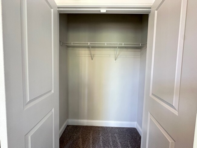 Building Photo - SPACIOUS TOWNHOME