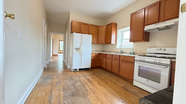 Building Photo - 2022 N Lawler Ave