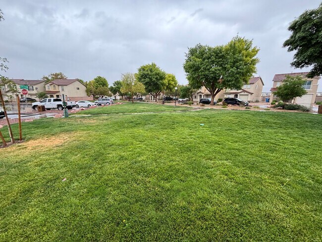Building Photo - Beautiful 3 bedroom / 2.5 bath home!
