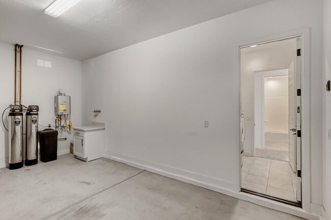 Building Photo - 8723 W Vista Ave