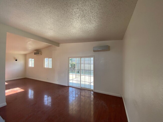 Building Photo - Recently Remodeled 3 bed 2 bath home in La...