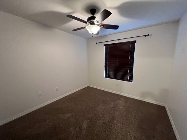 Building Photo - 4 BEDROOM POOL & SOLAR HOME