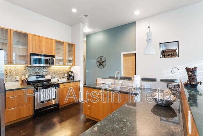 Building Photo - 2612 Carnarvon Ln