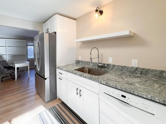 Building Photo - 225 SW Meadows