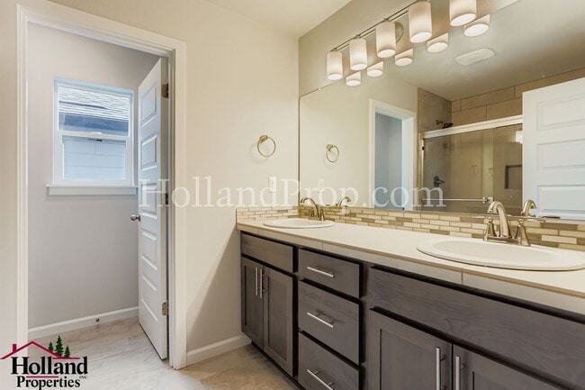 Building Photo - ** Stunning 5-Bedroom, with Pergola! Move in special $300 off first month rent*** NEW PRICE at $2...