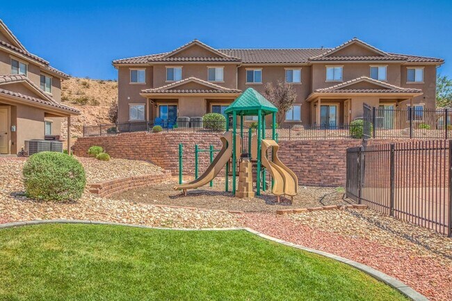 Building Photo - Beautiful townhome near little valley