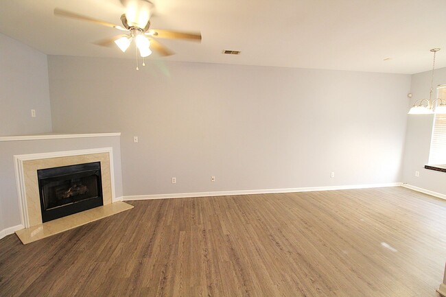 Building Photo - Move-in Ready Townhome!!