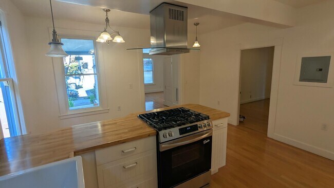 Building Photo - 816 Addison St