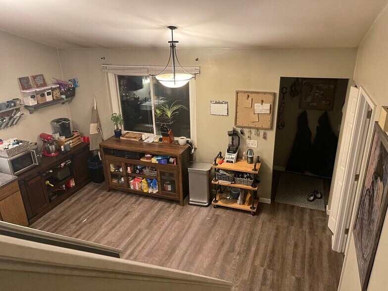 Spacious Kitchen with Vaulted Ceilings - 1617 Jackson St
