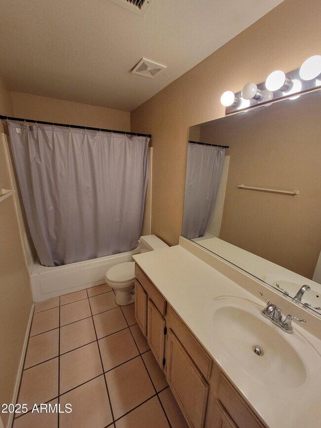 Building Photo - 1777 E Sheffield Ave