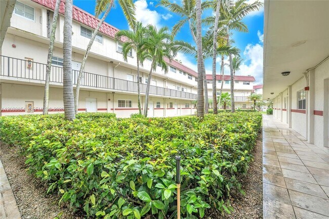 Building Photo - 8650 SW 67th Ave