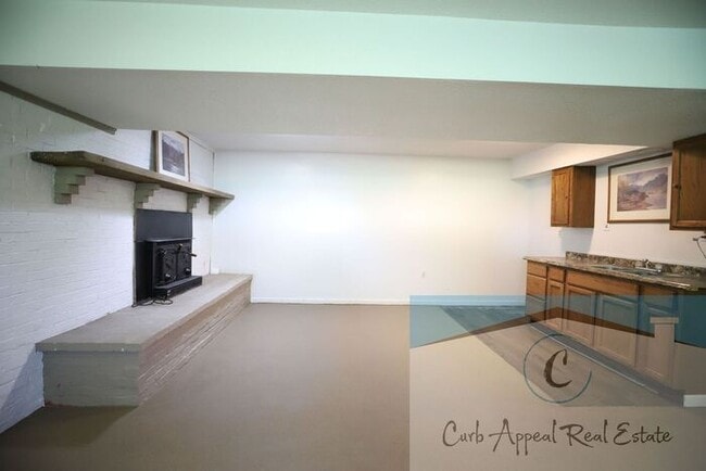 Building Photo - Beautifully renovated 4-bedroom 3 bath hom...