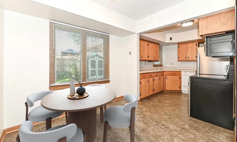 Building Photo - 541 N 109th St