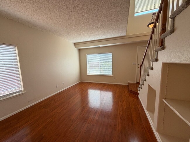 Building Photo - ~Available Now~ Beautiful Home in cul-de-sac with Open Floor Plan, Spacious Loft & Private Fenced...