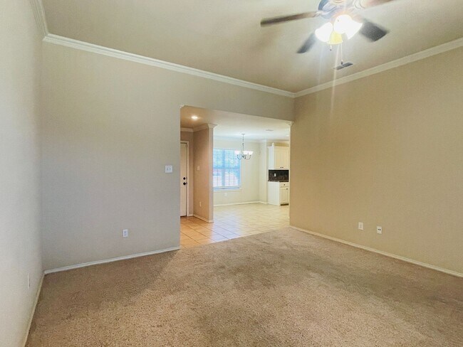 Building Photo - 3/2/2 - South of Loop 289, off of 89th & A...