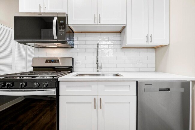 Building Photo - 3311 N Ravenswood Ave