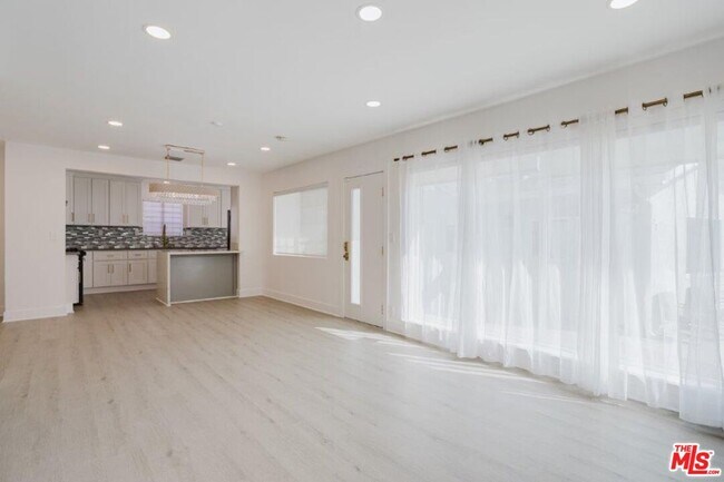 Building Photo - 9620 Woodale Ave