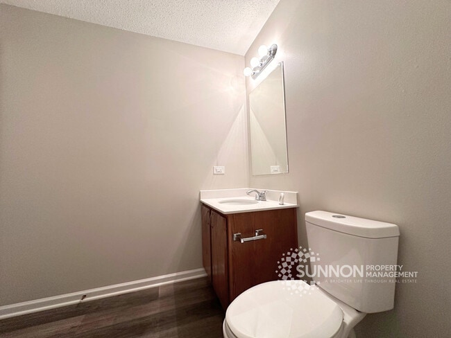 Building Photo - Charming 3 Bedroom 2.5 Bathroom in Meadow Hill