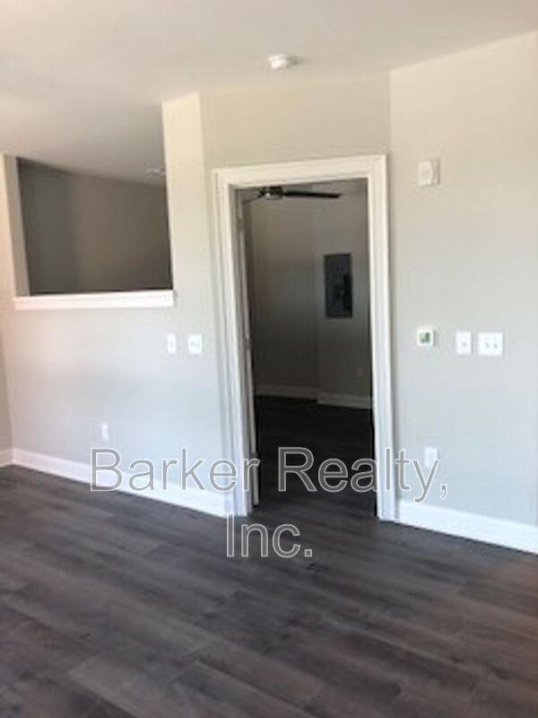 Building Photo - 414 S White St
