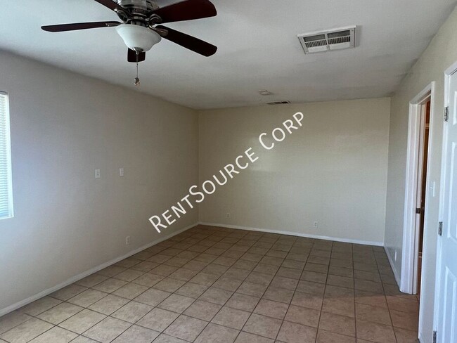 Building Photo - 440 Lillian Dr