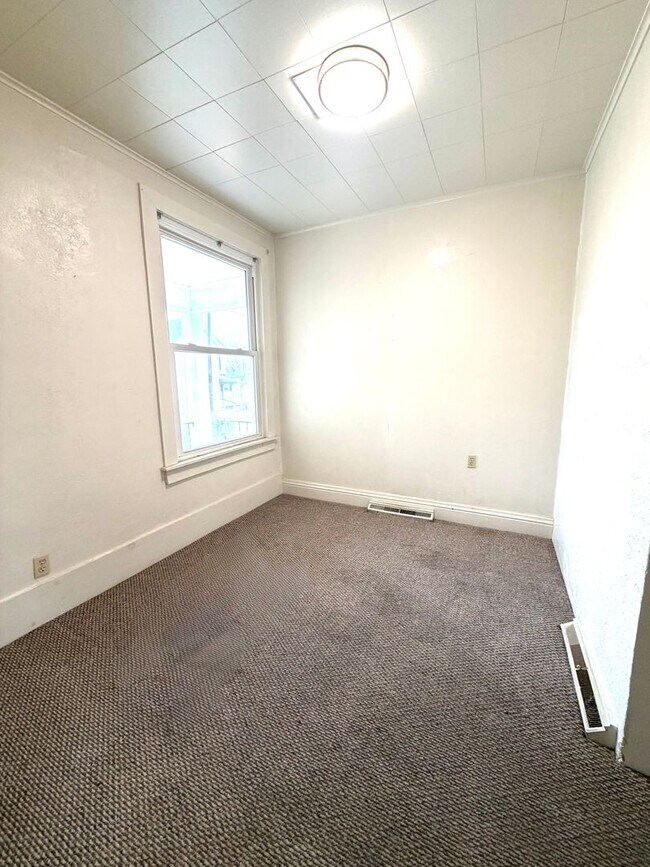 Building Photo - 914 Lawrence St