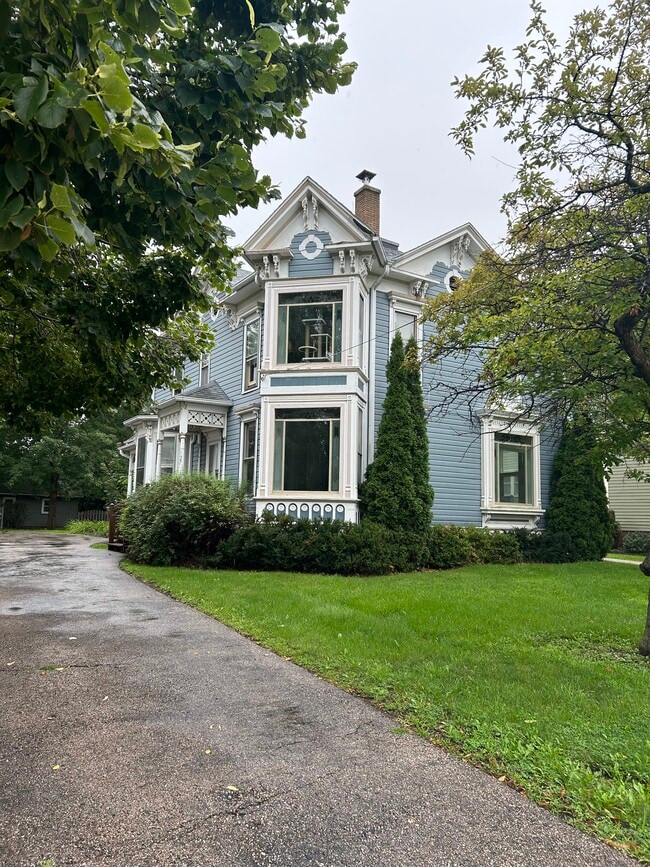 Building Photo - 127 W Lincoln Ave