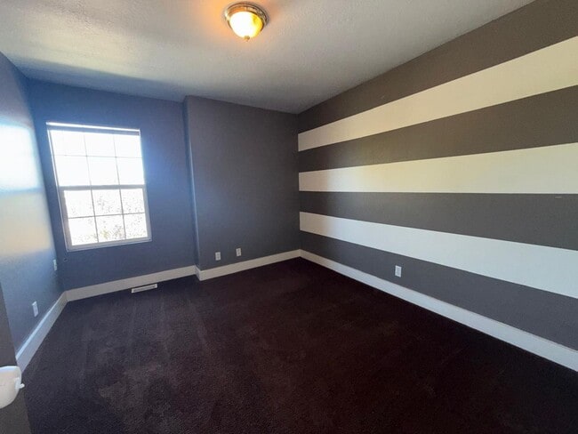 Building Photo - Spacious Tri-Level Home for Rent in Tooele...