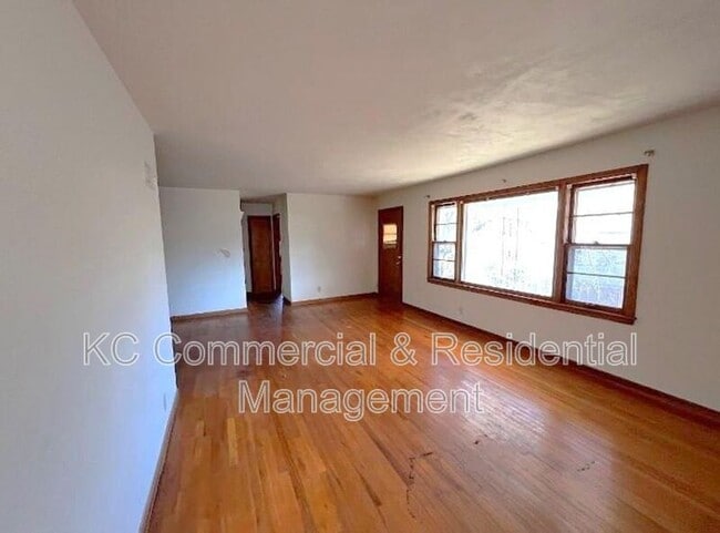 Building Photo - 800 E 75th Terrace