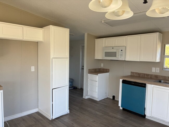 Building Photo - Rural 3/2 on Three Acres!