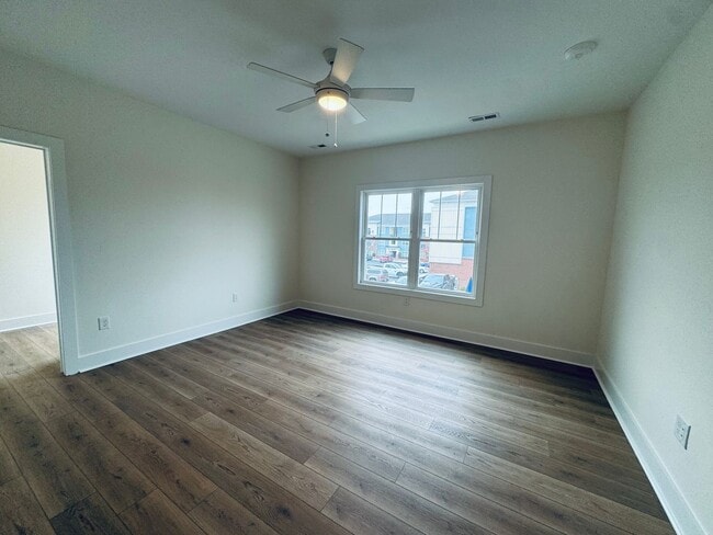 Building Photo - THE CROWN AT CORNESTONE