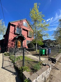 Building Photo - Tri-level 5 bedroom, 2.5 bath, 3,017 sq ft...