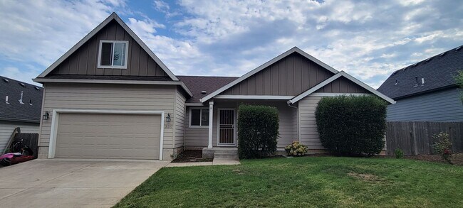 Primary Photo - 331 NW Pacific Hills Dr